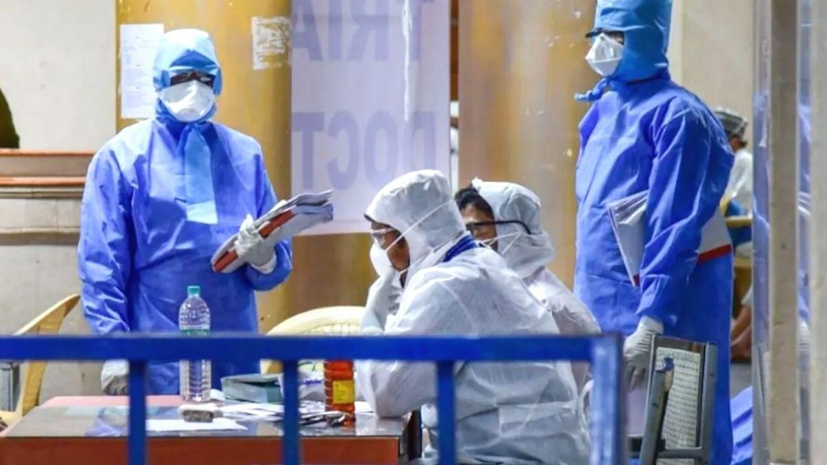दिल्ली में सुस्त पड़ा कोरोना! 24 घंटे में 1000 से कम मामले, रिकवरी दर बढ़कर 97.39% - Delhi corona updates 956 new cases in last 24 hrs 122 death read more - AajTak