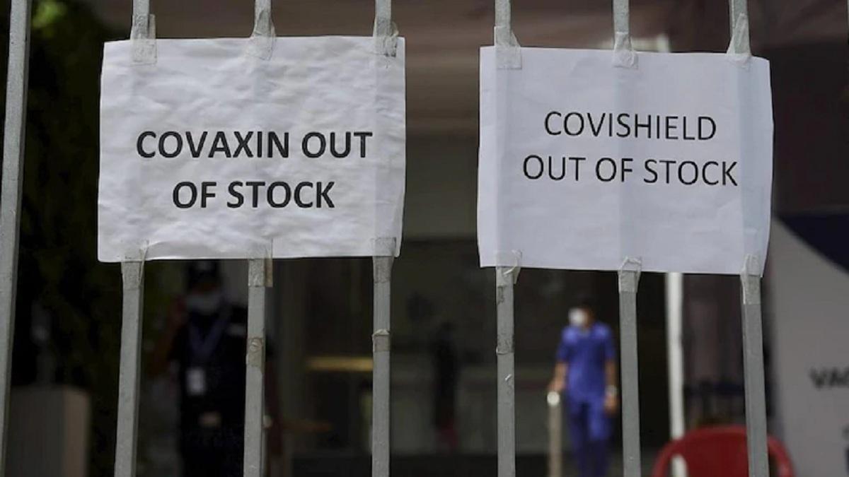 देश के कई इलाकों में कोरोना वैक्सीन की किल्लत के मामले सामने आए हैं. (फोटो-PTI)