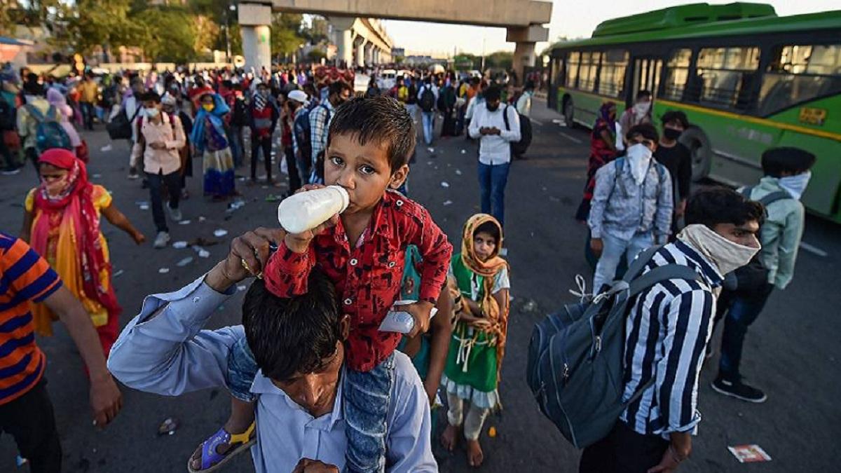 यूपी में कोरोना के मद्देनजर लागू सख्ती के बीच मजदूरों का पलायन जारी है. (फाइल फोटो)