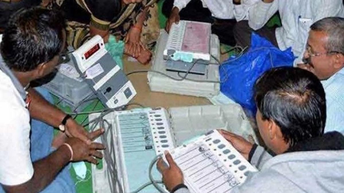 प्रयागराज: प्रधान पद के उम्मीदवारों को मिले बराबर वोट, टॉस से हुआ जीत-हार का फैसला