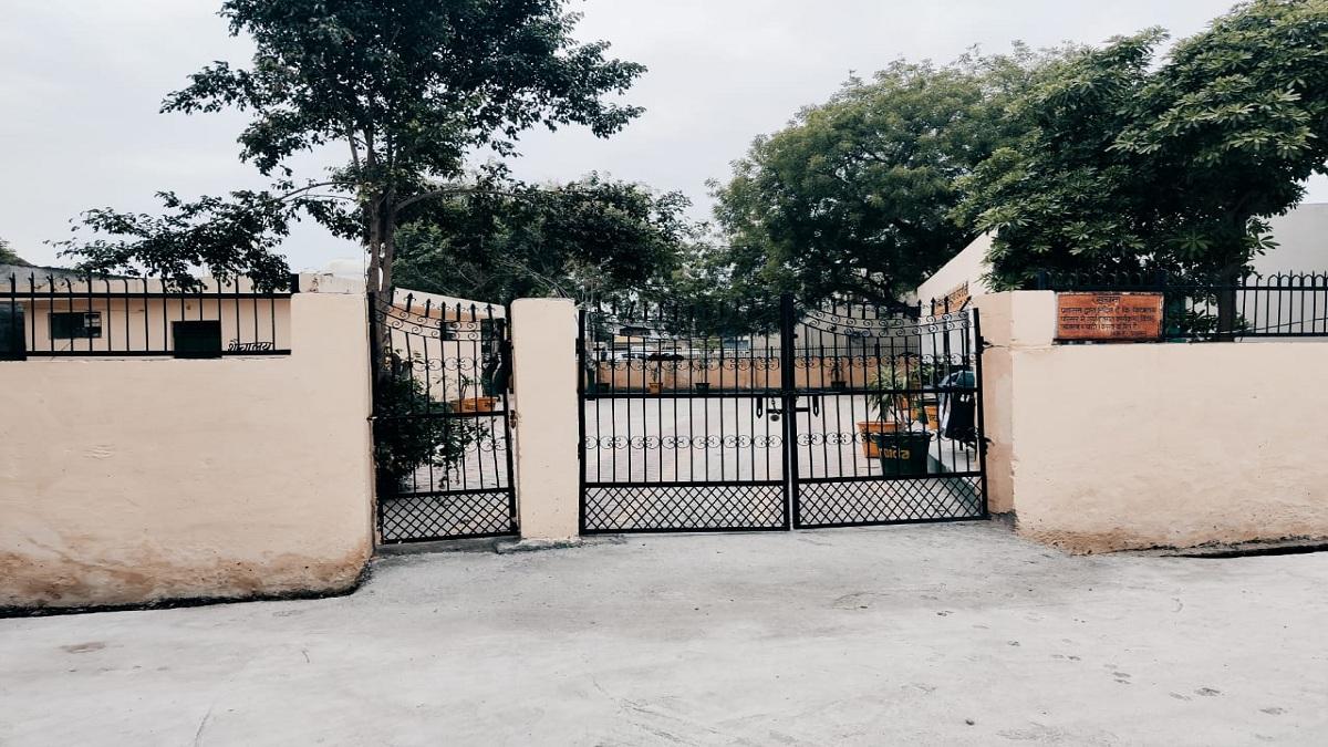 कोविड सेंटर पर ताला लटका हुआ है. सीएम योगी ने इस सेंटर का दौरा किया था. 