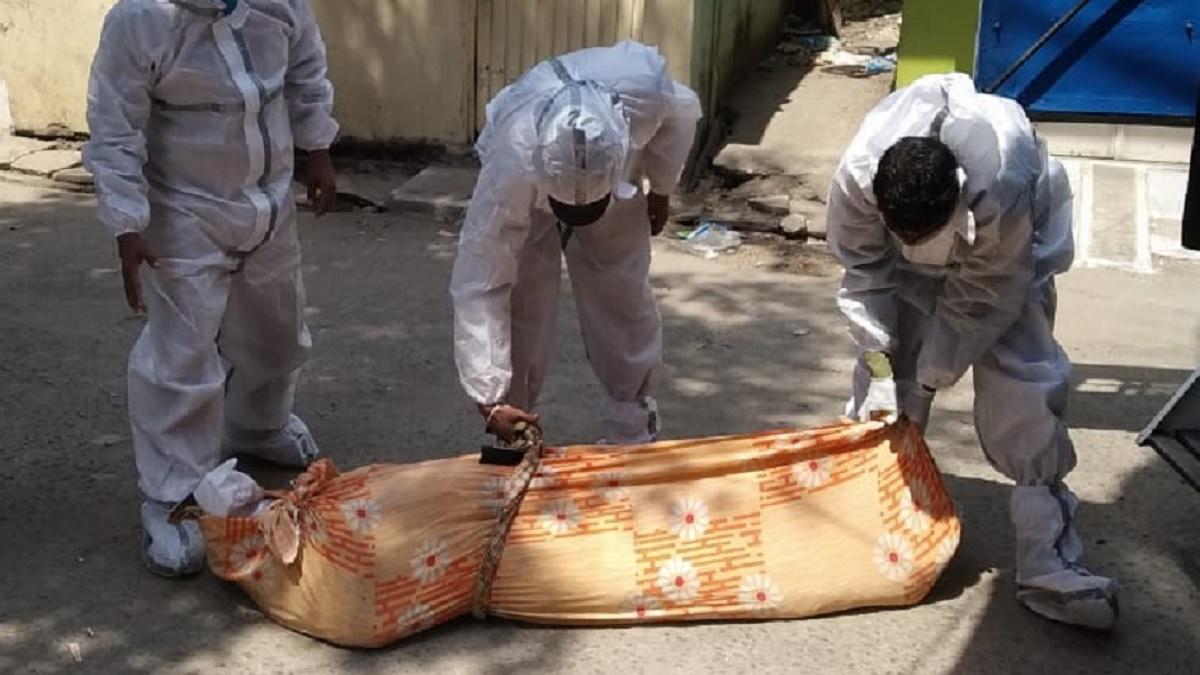 पुलिसकर्मियों ने दिया कंधा