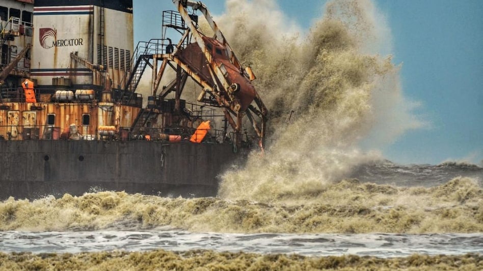 Cyclone Tauktae Live: गुजरात की ओर बढ़ रहा चक्रवाती तूफान, मुंबई में तेज हवा के साथ बारिश - Cyclone Tauktae Live Updates today Gujarat coast Cyclonic Tauktae alert cyclone tracker Maharashtra Heavy