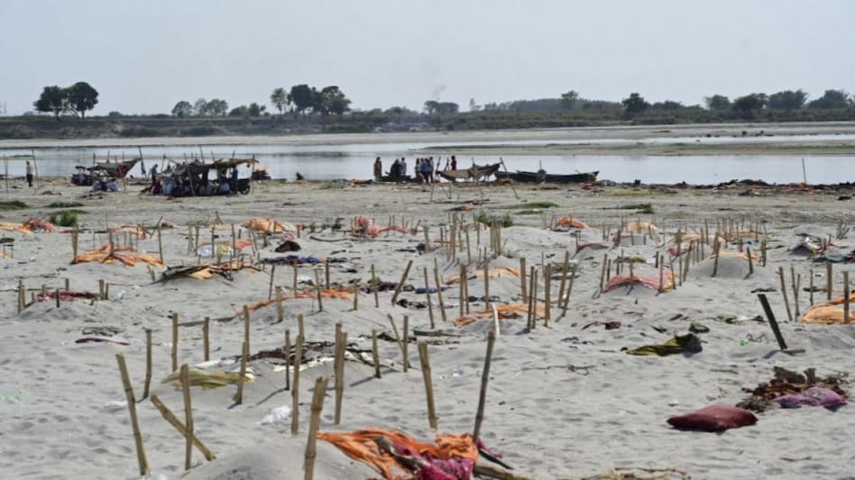 शवों को नदियों में फेंकने पर लगाई जाए रोक, यूपी और बिहार को केंद्र का निर्देश - Centre directs States to prevent dumping of dead bodies in Ganga - AajTak
