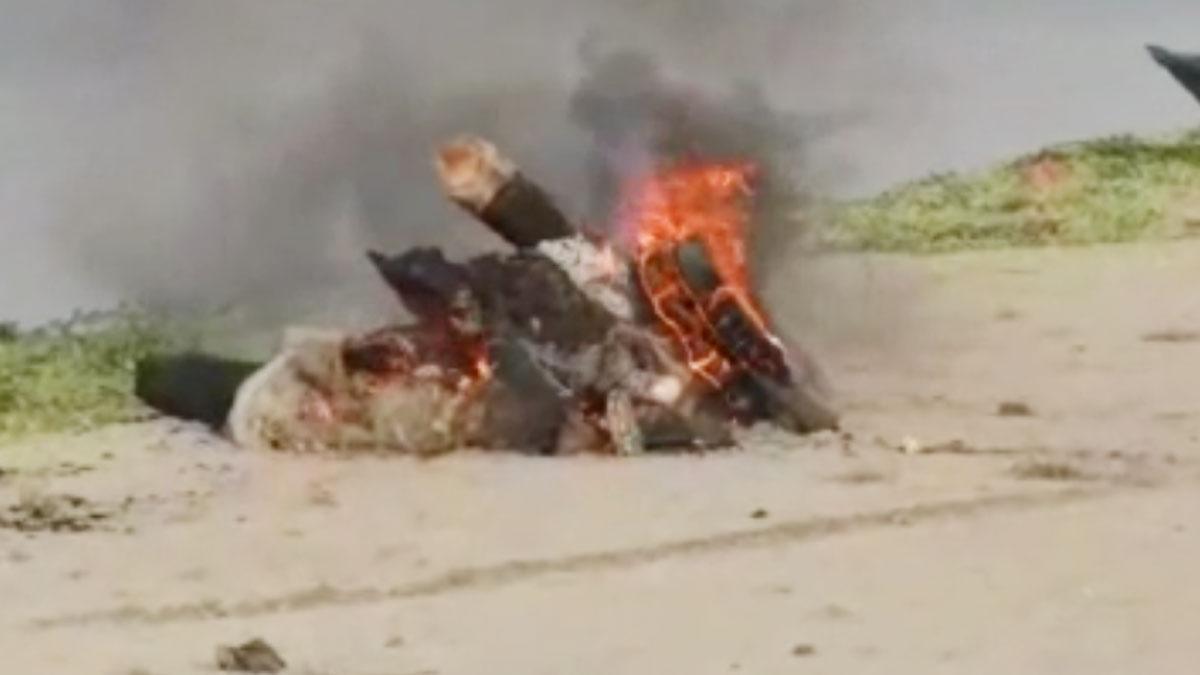 पुलिसकर्मियों ने टायर के सहारे से जलाया लावारिस शव 