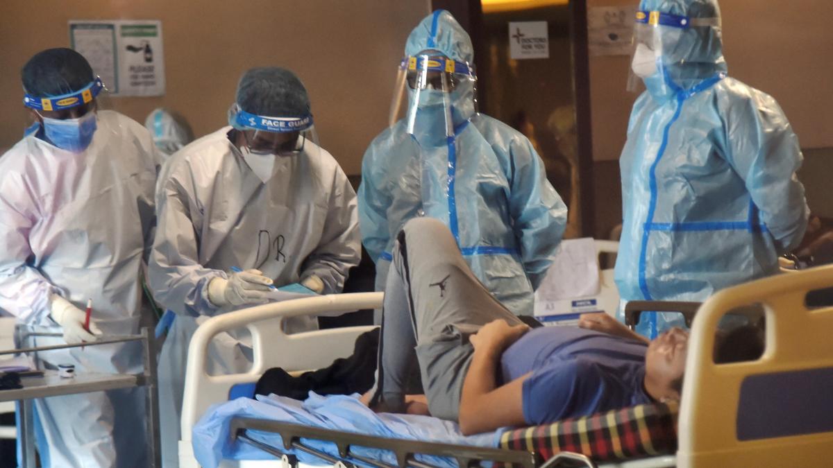 दिल्ली के एक अस्पताल में कोरोना विस्फोट (फोटो: PTI)