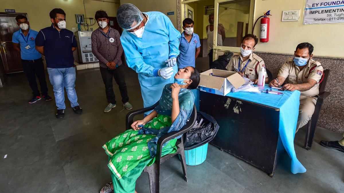 दिल्ली में बरकरार है कोरोना का संकट (फोटो: PTI)