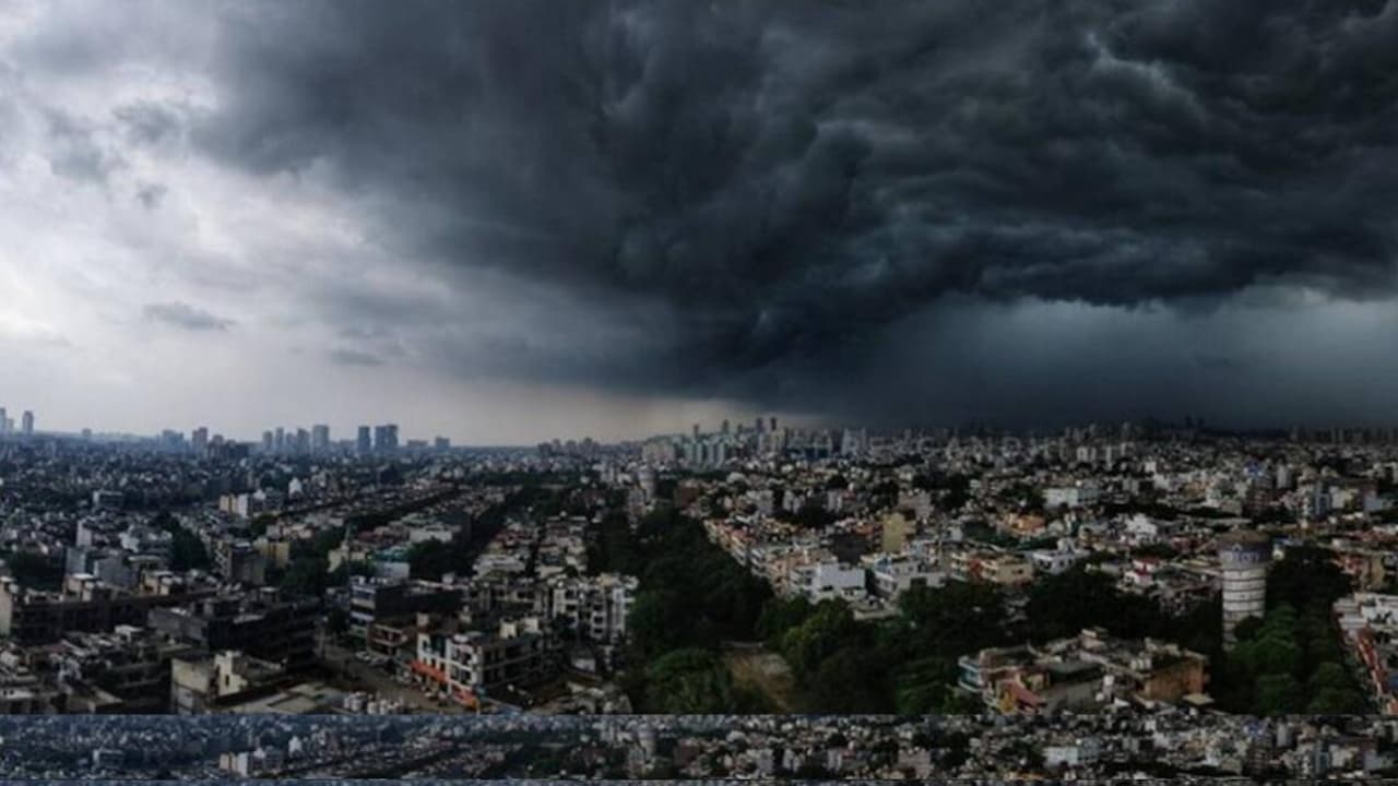 Weather Update:दिल्ली में अचानक बदला मौसम, कई इलाकों में ओलों के साथ हुई बारिश - Delhi Weather Update rain in delhi NCR hailstorm with Light to moderate intensity rain Todays temperature thunderstorm