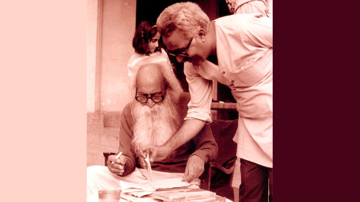 अपने गुरु देवेंद्र सत्यार्थी के साथ लेखक प्रकाश मनु