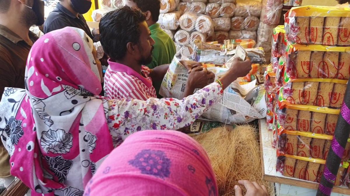 बिना मास्क ईद की खरीदारी करता शख्स