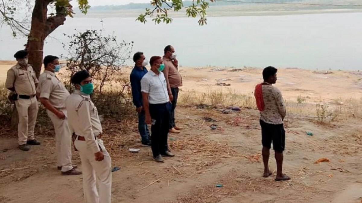 गंगा नदी का मुआयना करने पहुंचे प्रशासन के अधिकारी (फाइल फोटो)