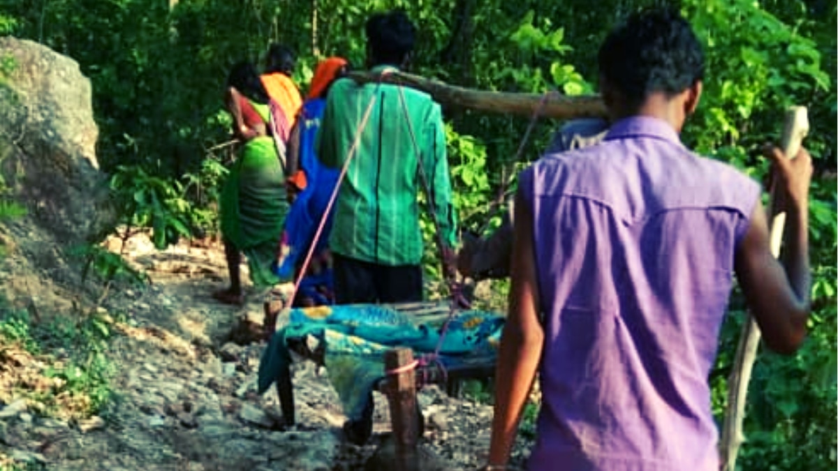 कोरोना मरीज बूढ़ी दादी को चारपाई पर ले जाते परिवार वाले 