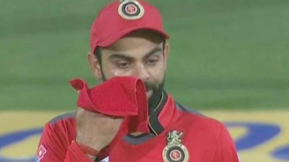 IPL सस्पेंड होने के बाद फैन्स ने आरसीबी के लिए मजे