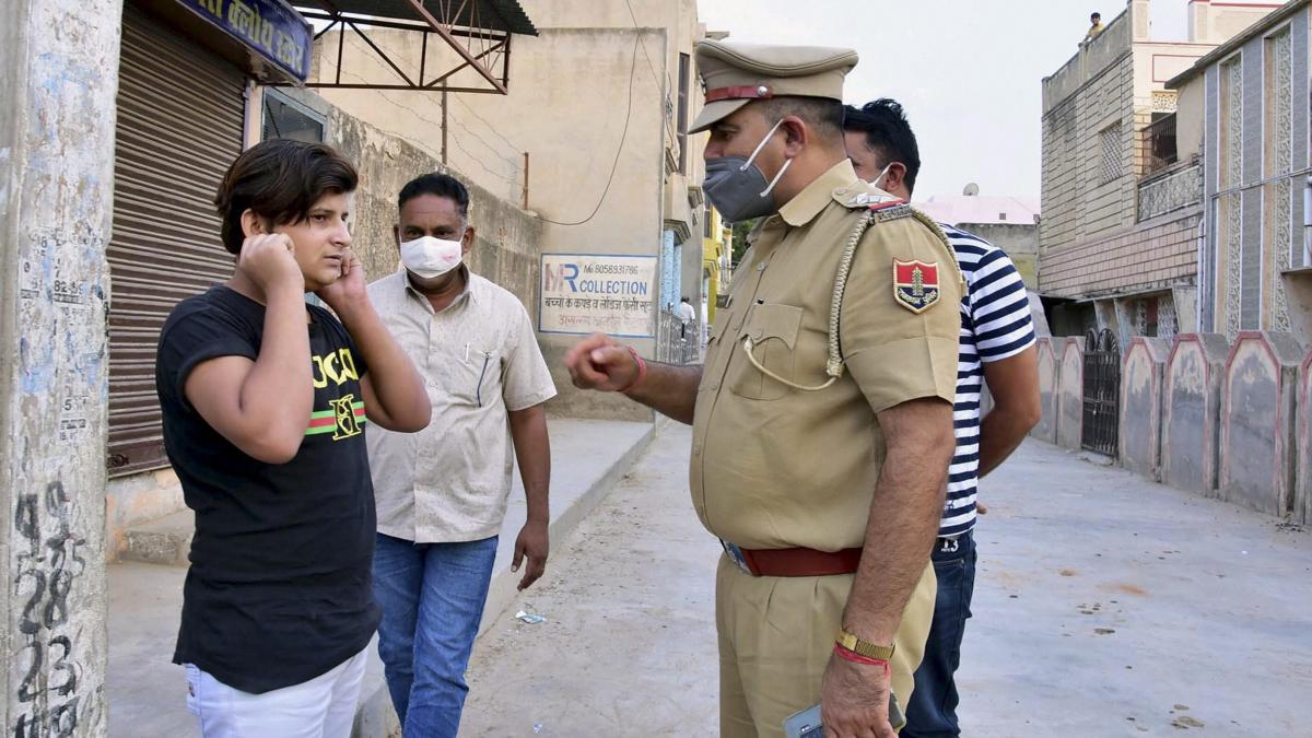 देश के अलग-अलग इलाकों में लागू है पाबंदियां (फोटो: PTI)