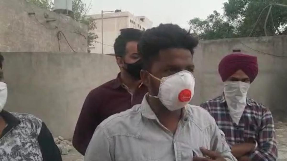 सिर्फ पेट्रोल खर्च पर एंबुलेंस मुहैया कराने वाले पिता-पुत्र