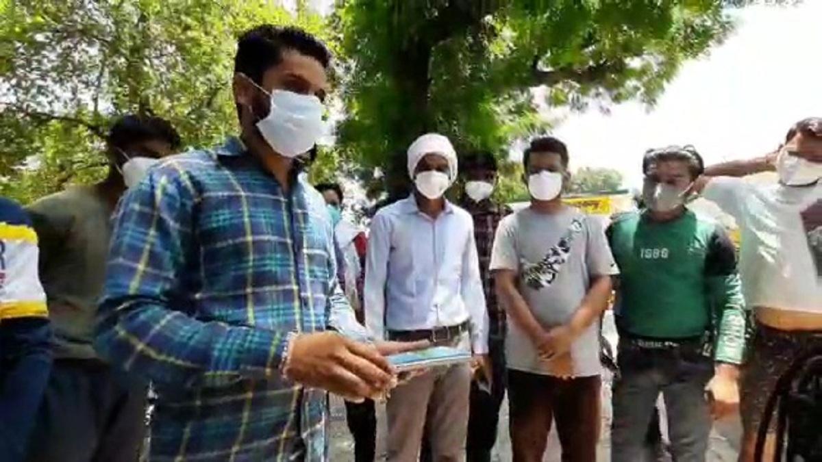 मेरठ के एक गांव में युवाओं ने खुद ही मोर्चा संभाल लिया है.