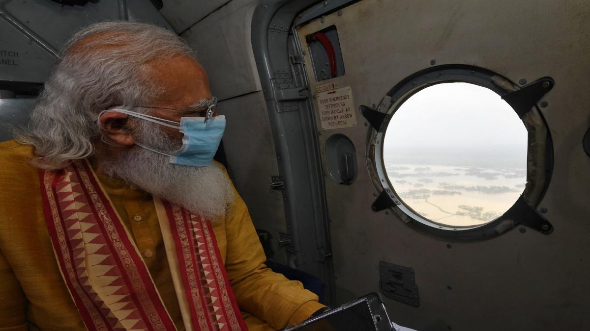 साइक्लोन से हुए नुकसान का जायजा लेते पीएम मोदी (@PMOIndia)