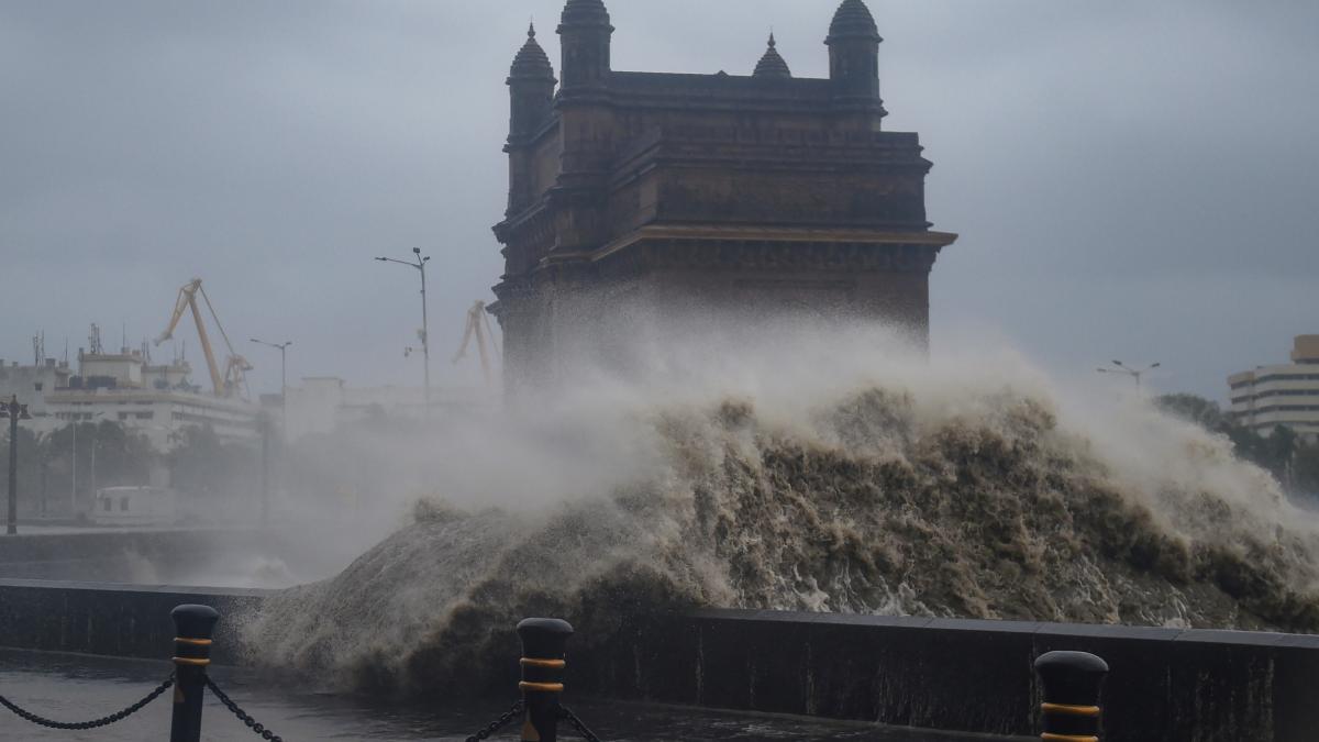मुंबई समेत कई इलाकों में दिखा ताउते का तांडव