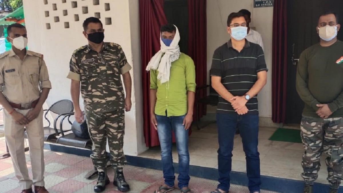 दो आला पुलिस अधिकारियों की मौजूदगी में तरुण ने सरेंडर किया