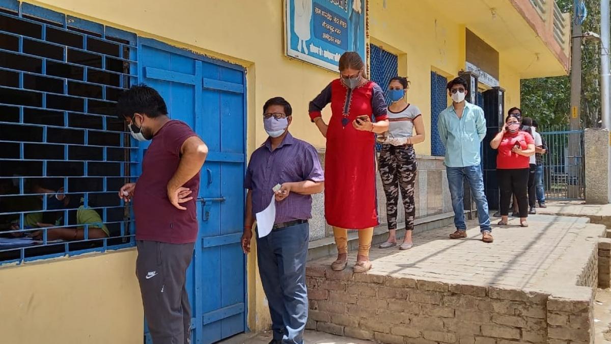 नोएडा के ग्रामीण इलाकों में टीका लगवाने के लिए पहुंच रहे लोग (फोटो: Aajtak)