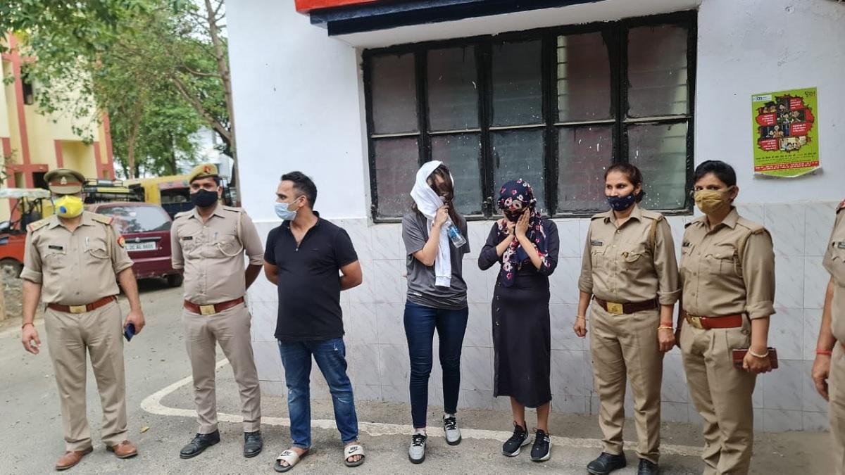UP: नोएडा की सोसाइटी में देर रात तक चल रही थी पार्टी, यूक्रेन की महिला समेत 15 गिरफ्तार
