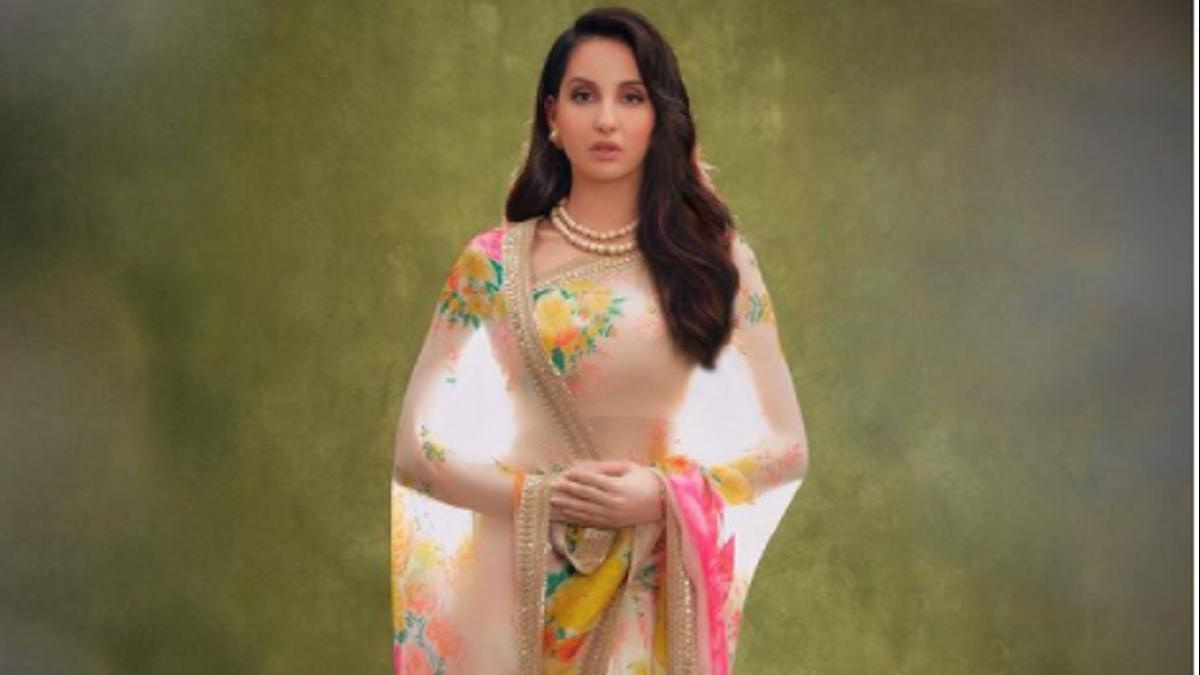 हल्की साड़ियां गर्मियों के मौसम में खूब पसंद की जाती हैं