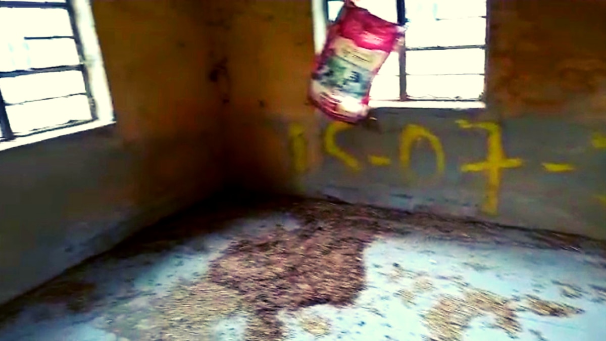 बनगांव में स्थित उप स्वास्थ्य केंद्र में भरा हुआ भूसा 