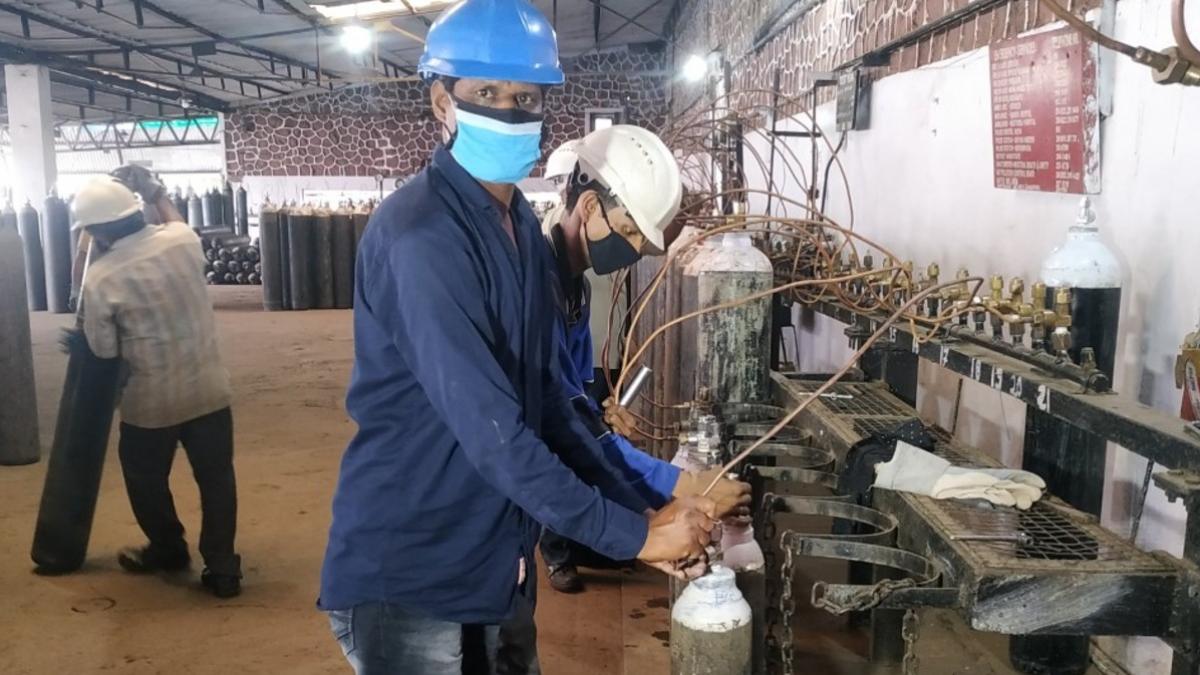 भोपाल के ऑक्सीजन प्लांट में काम करते कर्मचारी