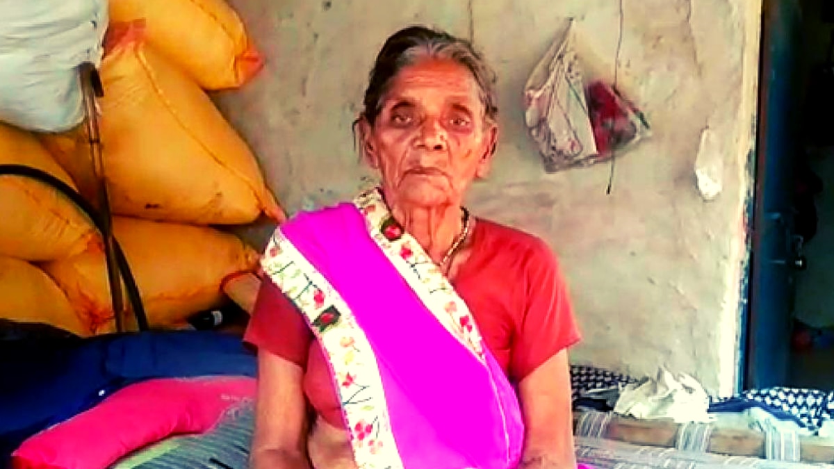 बुजुर्ग महिला का नहीं है कोई सहारा 