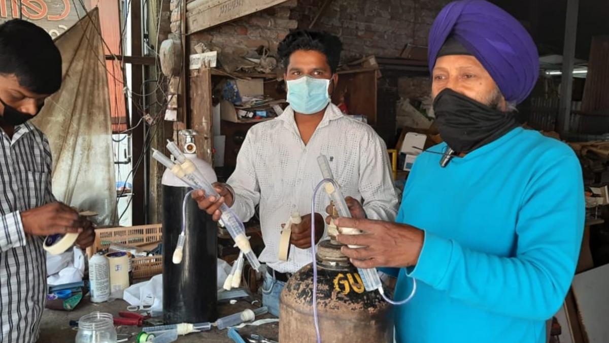 कारपेंटर ने तैयार किया देसी ऑक्सीजन फ्लो मीटर