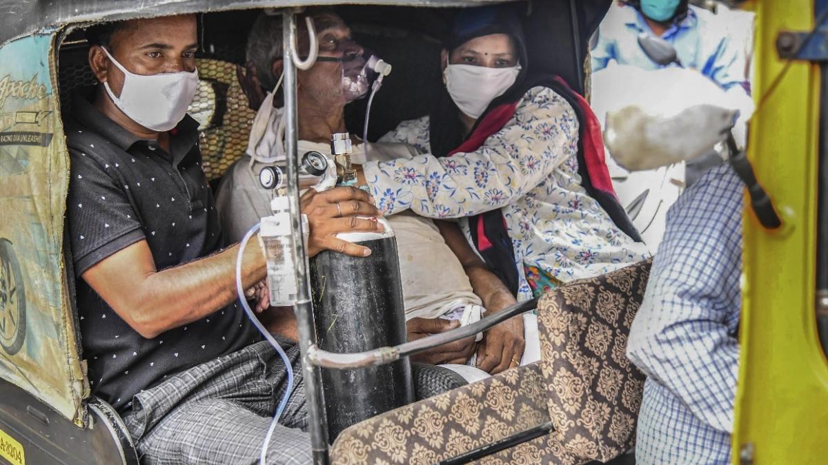 देश के कई हिस्सों में है ऑक्सीजन का संकट (फोटो: PTI)