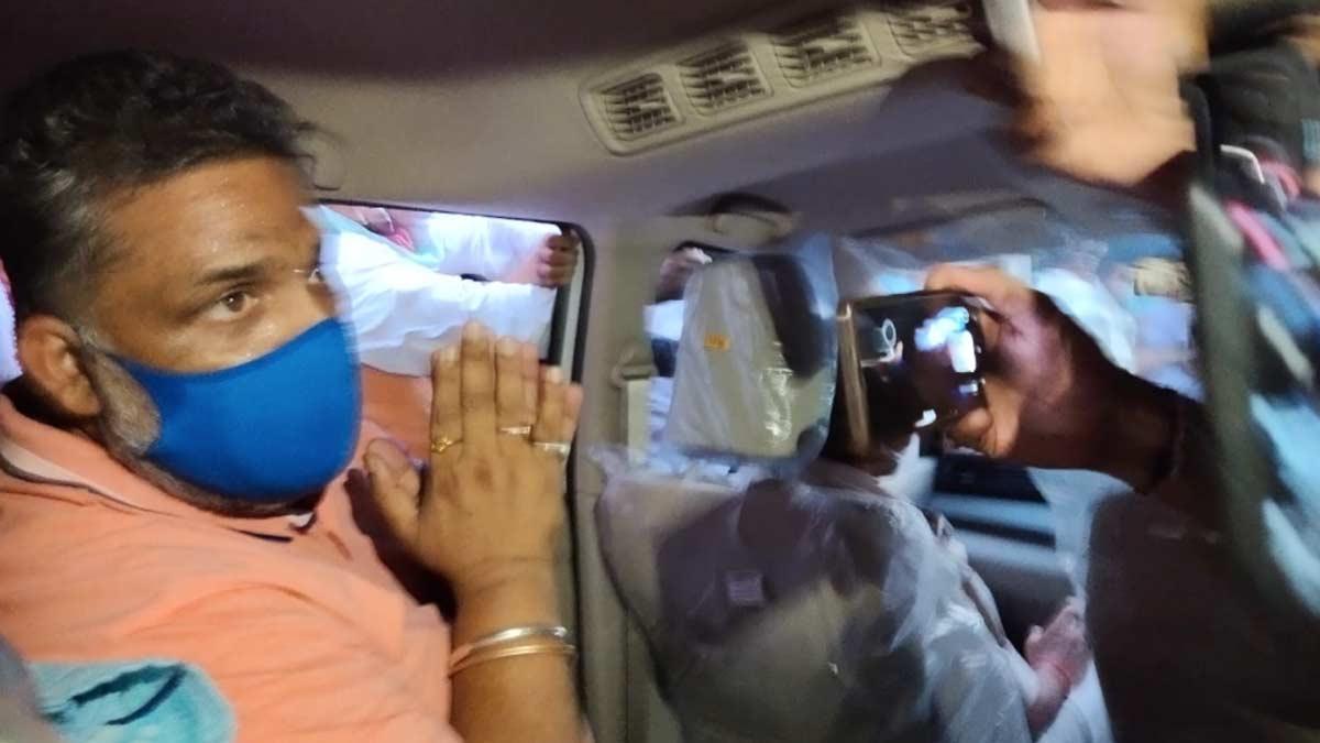 बिहारः पप्पू यादव को ले जा रहे पुलिस काफिले पर समर्थकों ने किया हमला, कई जगह बवाल