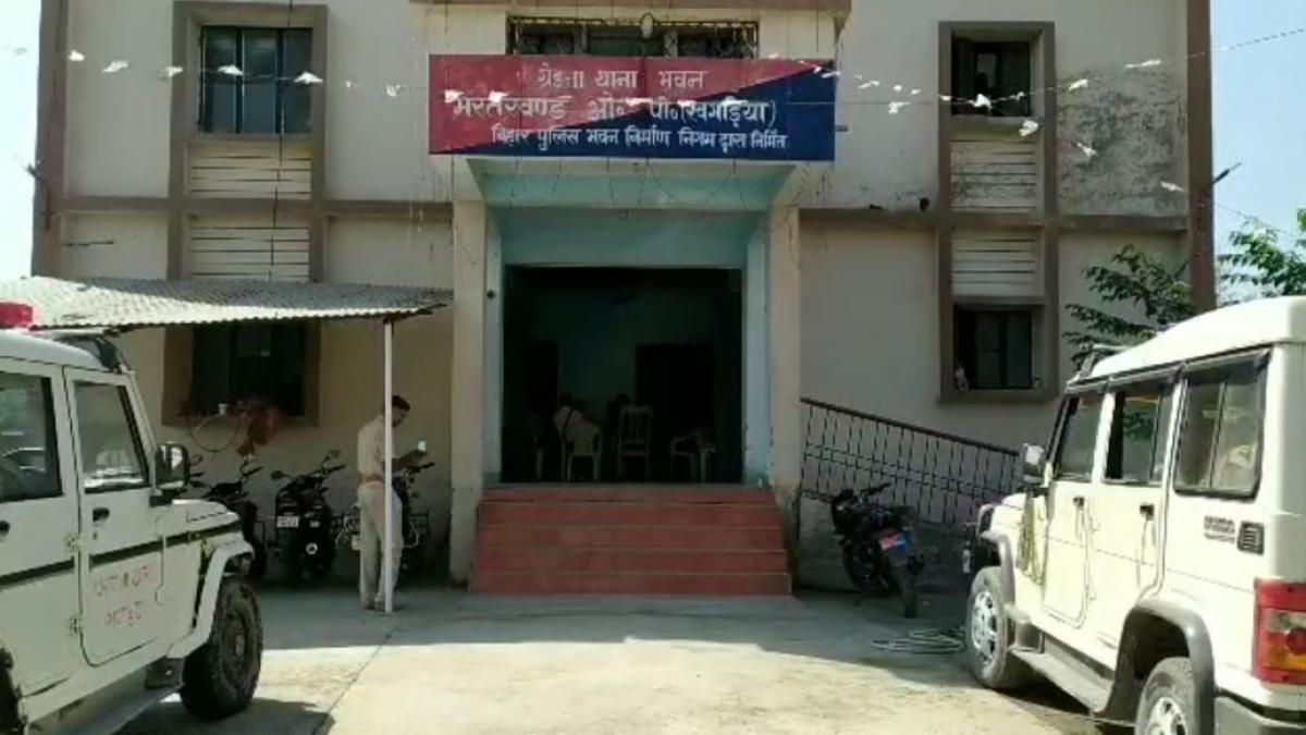 पैसे के लालच में सात साल की बच्ची की कराई शादी (फोटो- आजतक)