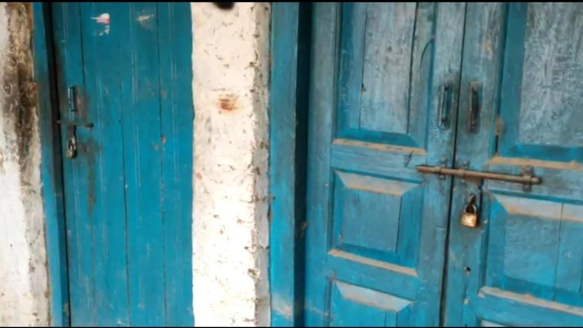 प्रेमनाथ के घर पर लटका है ताला