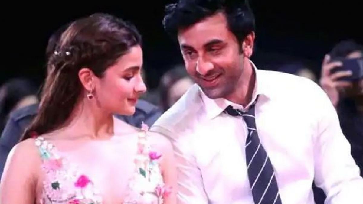 आलिया भट्ट दे रही थीं इंटरव्यू तभी दिखे शर्टलेस रणबीर कपूर! वीडियो वायरल