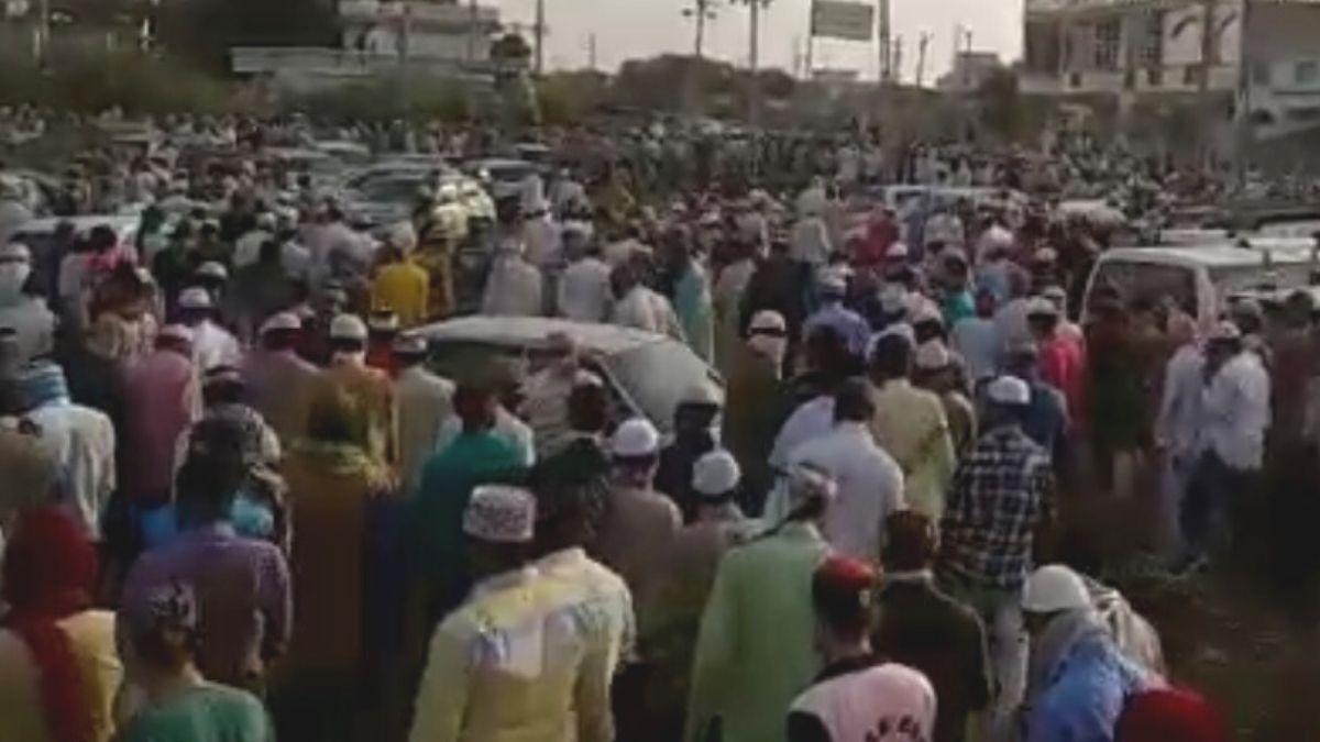 मुस्लिम धर्मगुरु के जनाजे में उमड़ा जनसैलाब