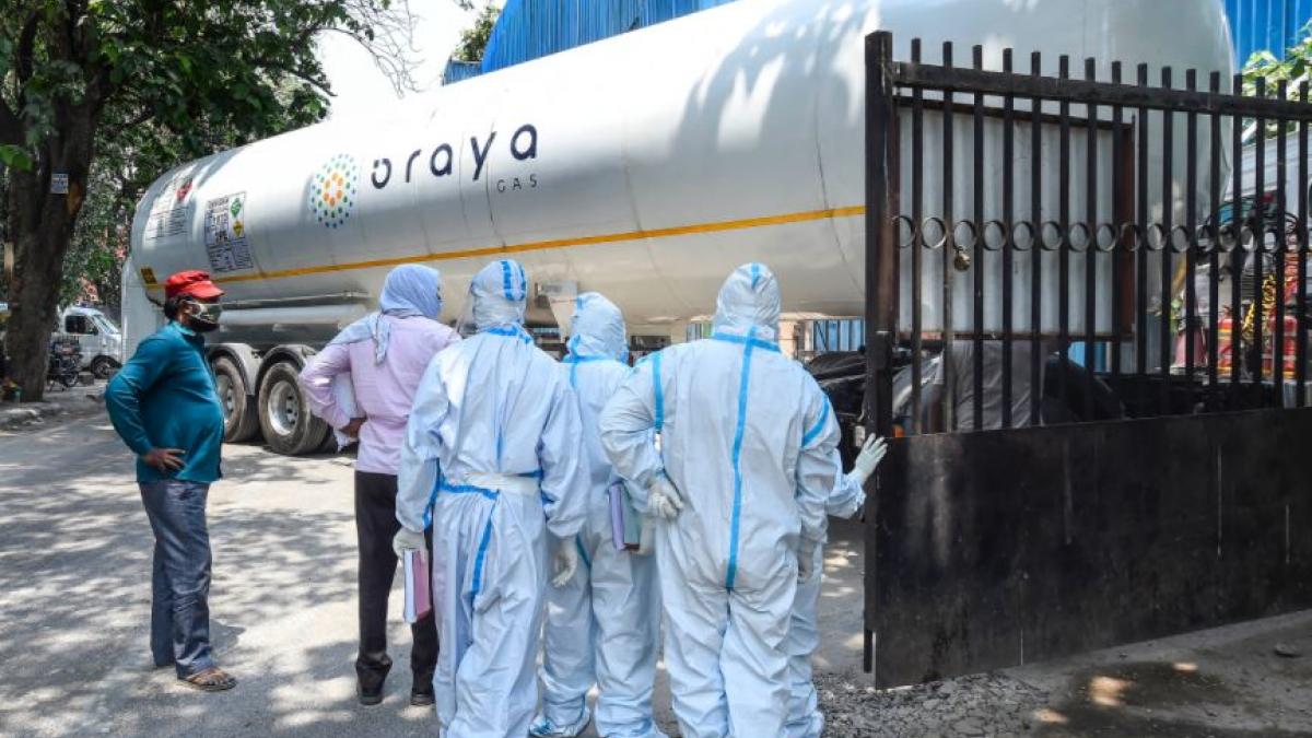 दिल्ली के LNJP अस्पताल में ऑक्सीजन टैंकर (फोटो-पीटीआई) 