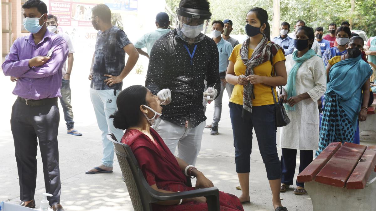 कोरोना टेस्ट कराते लोग )फोटो-PTI)