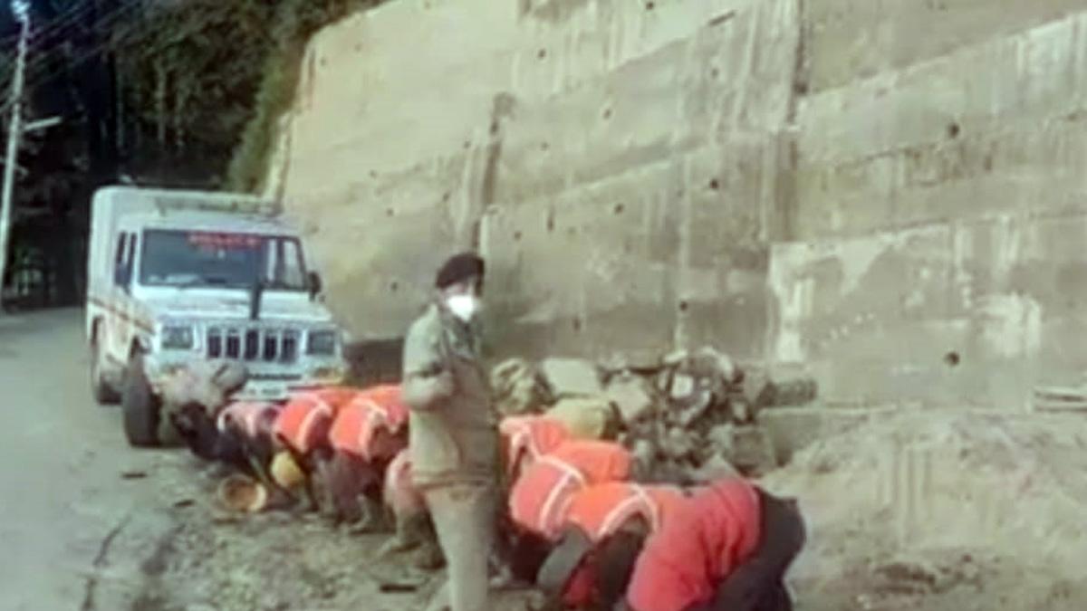  मजदूरों को सड़क पर मुर्गा बनाना पड़ा महंगा