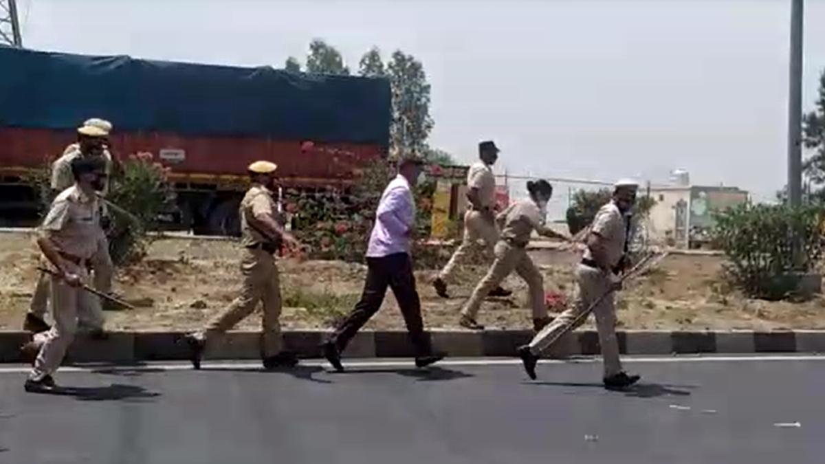 किसान बैरिकेड तोड़कर आगे निकलने लगे थे.