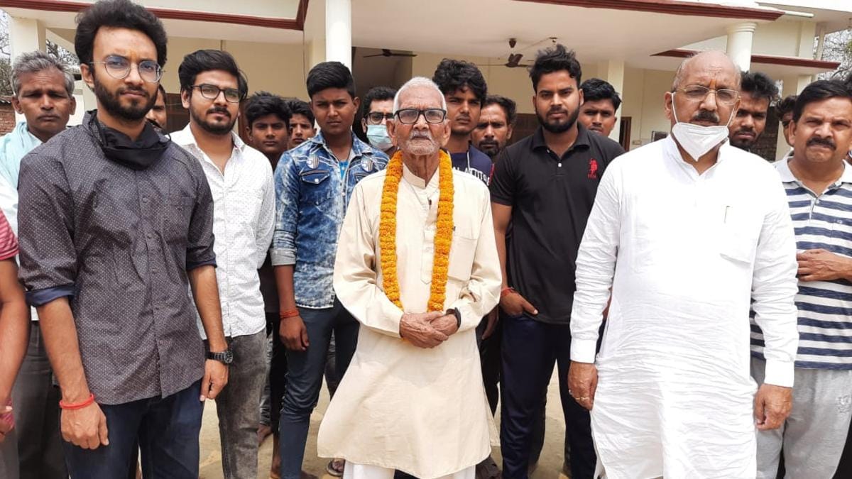 गिरजा लाल ने 42 वोटों से ग्राम प्रधान का चुनाव जीता.