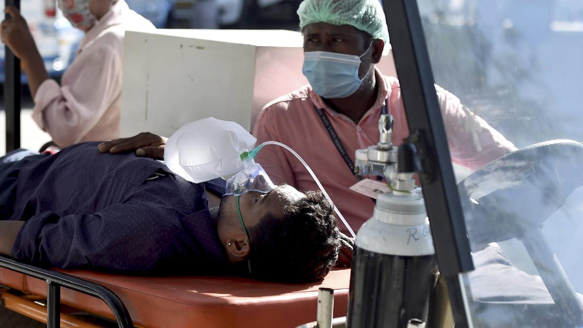 लापरवाही भी दूसरी लहर का कारण बनी. (फाइल फोटो-PTI)