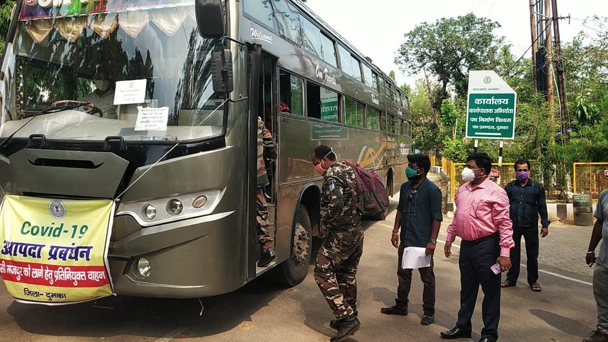 मजदूरों को लाने बस और एंबुलेंस रवाना हो गई है.