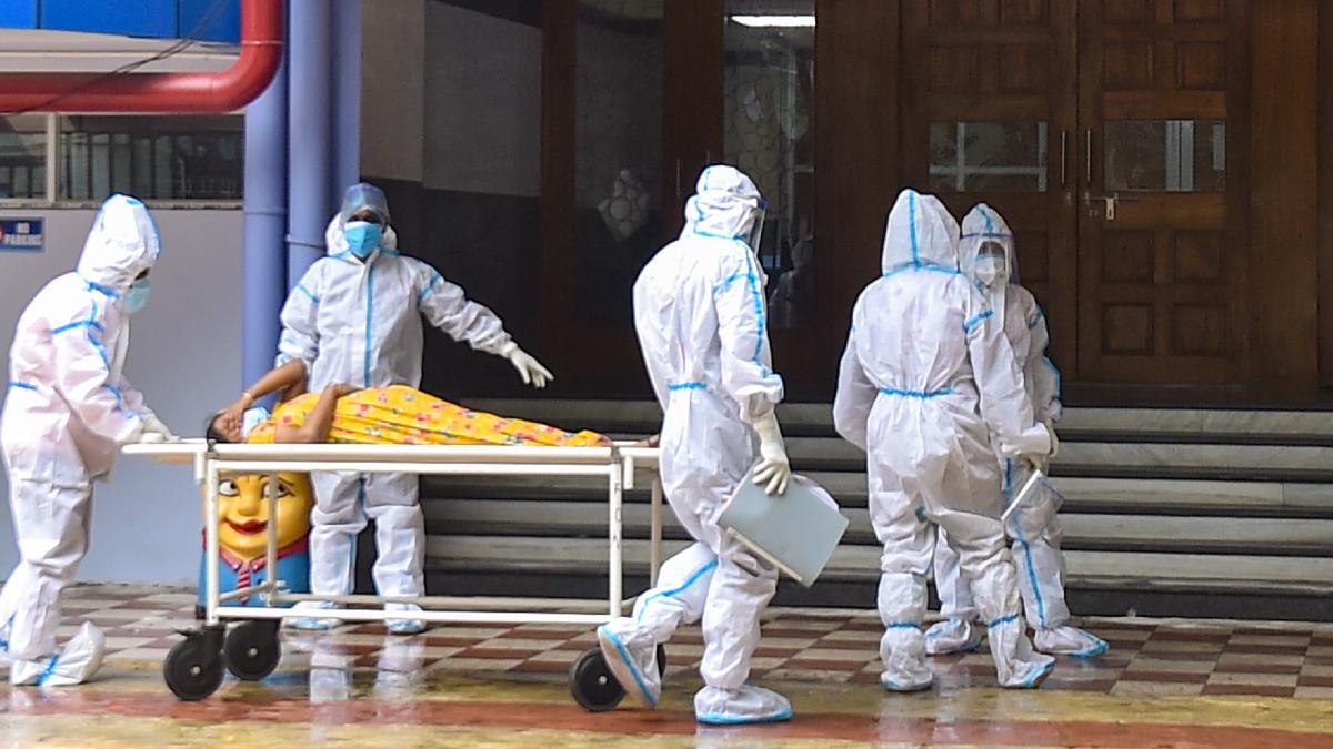 लापरवाही से भी फैली कोरोना की दूसरी लहर (फाइल फोटो-PTI)