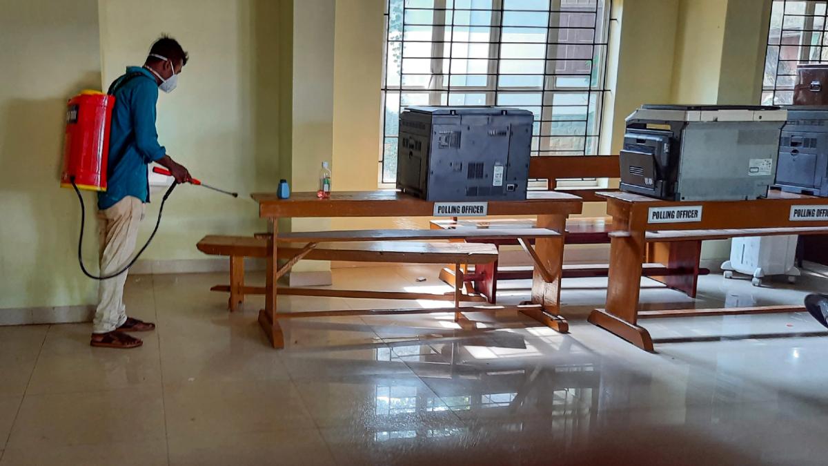 संक्रमण के बीच आज पांच राज्यों की वोटों की गिनती हो रही है. (फोटो-PTI)