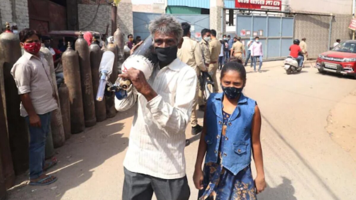 यूपी: मरीज कोविड अस्पताल के भीतर, बाहर परिजन परेशान