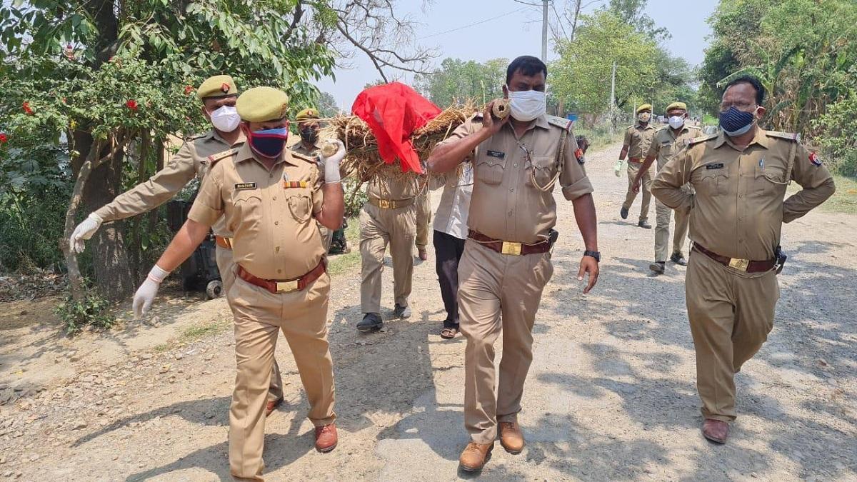 अर्थी को कंधा देती यूपी पुलिस.