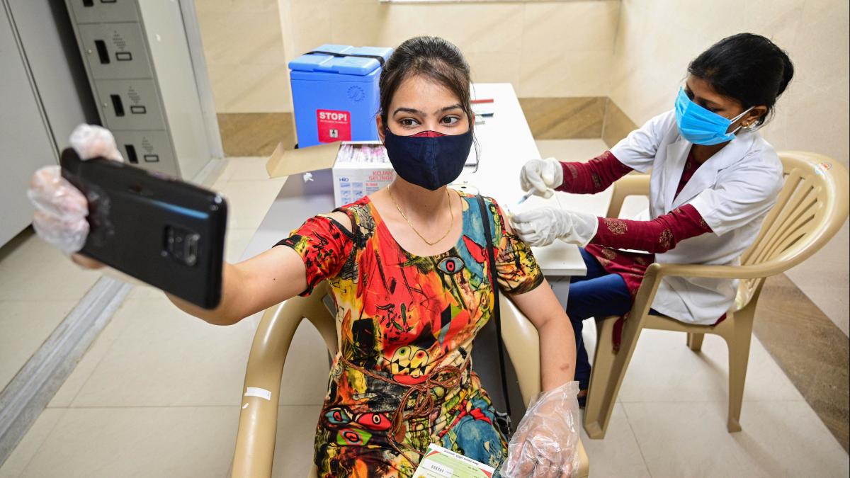 प्रयागराज में कोरोना वैक्सीन की डोज लेती युवती (फोटो-PTI)