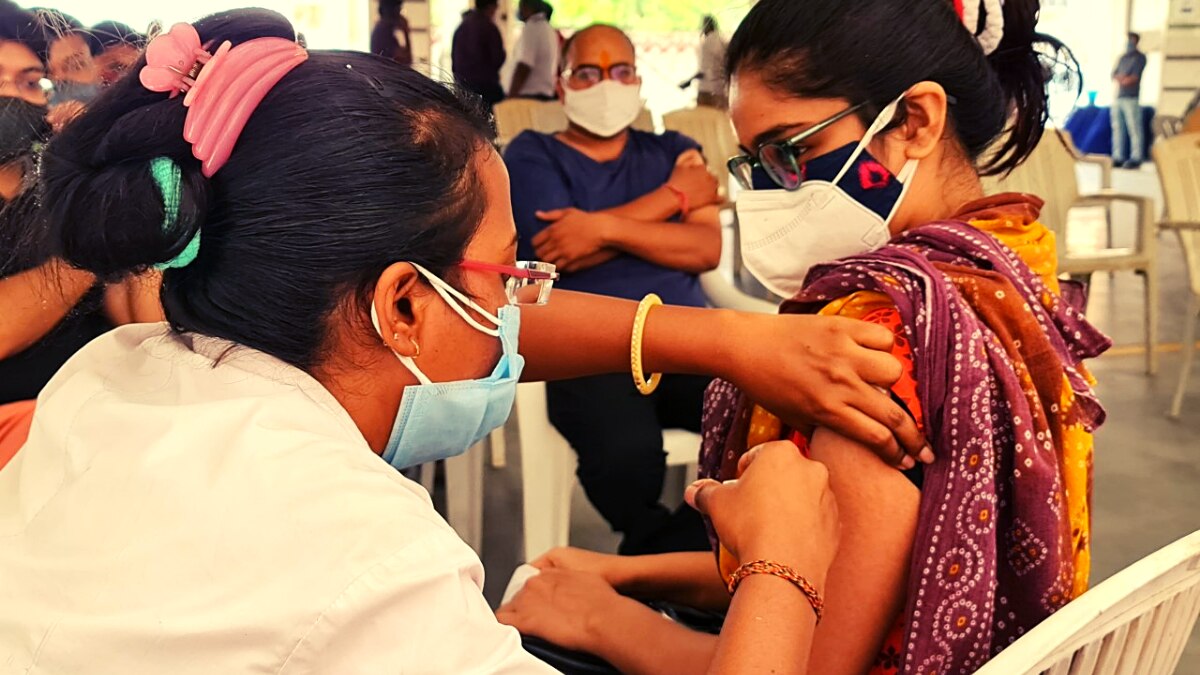गुजरात के दस शहरों में 18+ को लगाई जा रही है कोरोना वैक्सीन 
