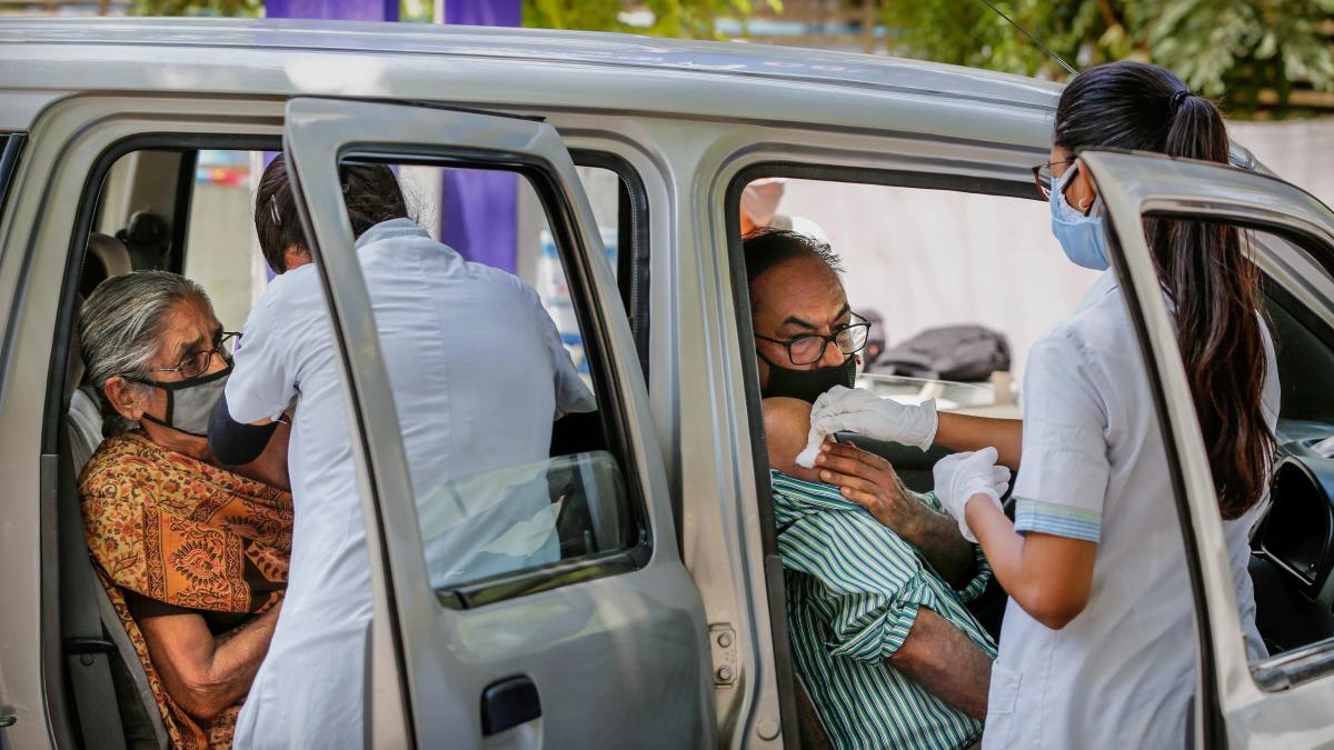 महाराष्ट्र में वैक्सीन की कमी, 18+ नहीं अब 45+ को दी जाएगी कोवैक्सीन की बची डोज